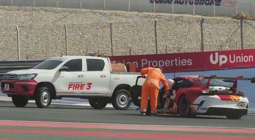 കാറോട്ടമത്സര പരിശീലനത്തിനിടെ അജിത്തിന്റെ കാര്‍ അപകടത്തില്‍പ്പെട്ടു; നടൻ രക്ഷപ്പെട്ടത് അത്ഭുതകരമായി