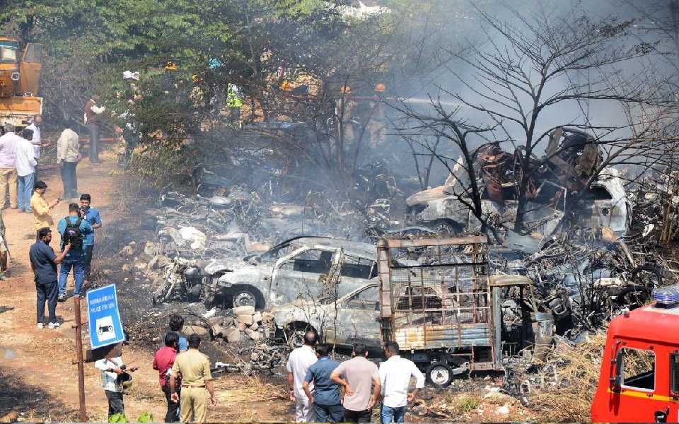തീപ്പിടിത്തം; പൊതുസ്ഥലത്ത് പാർക്ക് ചെയ്തിരുന്ന 150 വാഹനങ്ങൾ കത്തി നശിച്ചു