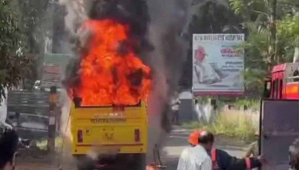 മൂവാറ്റുപുഴയില്‍ സ്‌കൂള്‍ ബസിന് തീപിടിച്ചു; കുട്ടികള്‍ രക്ഷപ്പെട്ടത് തലനാരിഴയ്ക്ക്