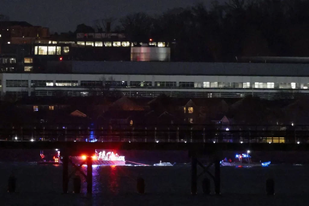 യുഎസിൽ ലാൻഡിങ്ങിനിടെ യാത്രാവിമാനം ഹെലികോപ്റ്ററുമായി കൂട്ടിയിടിച്ചു; 60ലധികം യാത്രക്കാർക്കായി രക്ഷപ്രവർത്തനം