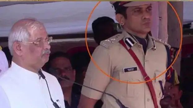 റിപ്പബ്ലിക് ദിന പരേഡില്‍ ഗവര്‍ണറുടെ പ്രസംഗത്തിനിടെ പോലീസ് കമ്മീഷണര്‍ കുഴഞ്ഞുവീണു