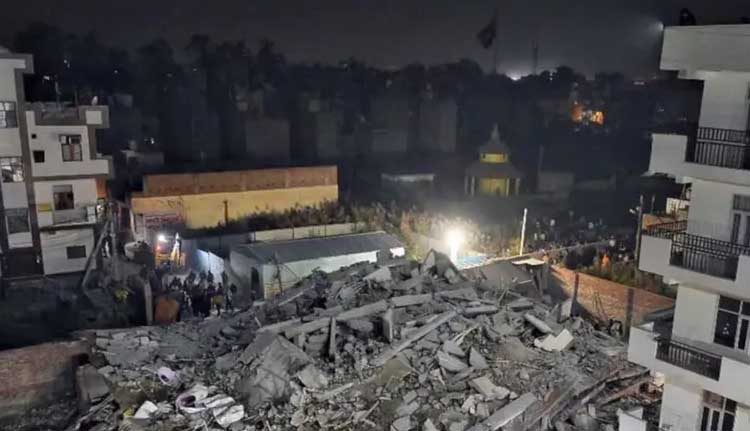 ഡൽഹിയിൽ ബഹുനില കെട്ടിടം തകർന്നുവീണു, നിരവധിപേർ കുടുങ്ങിക്കിടക്കുന്നതായി സംശയം