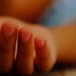 കളിക്കുന്നതിനിടെ ഗേറ്റ് തലയിൽ വീണ് മൂന്നുവയസുകാരി മരിച്ചു