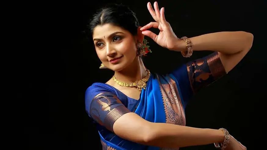 ഗിന്നസ് വേള്ഡ് റെക്കോര്ഡ് ഡാന്സ്; ദിവ്യ ഉണ്ണിക്ക് സംഘാടകര് നല്കിയത് അഞ്ച് ലക്ഷം രൂപ