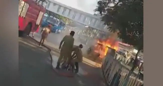 ഓടിക്കൊണ്ടിരുന്ന ഓട്ടോയ്ക്ക് തീപിടിച്ചു