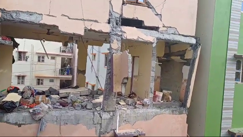 പാചകവാതക സിലിണ്ടർ പൊട്ടിത്തെറിച്ച് അപകടം; മലയാളി ഉൾപ്പെടെ രണ്ട് പേർക്ക് പരുക്ക്