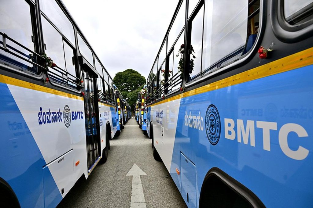 ബസിലേക്ക് കയറാൻ ശ്രമിക്കുന്നതിനിടെ റോഡിലേക്ക് തെറിച്ചുവീണ് യുവതി മരിച്ചു