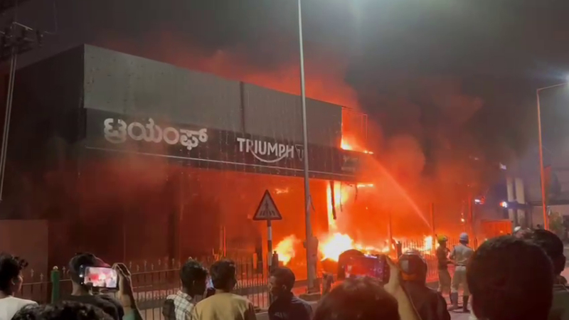 ബൈക്ക് ഷോറൂമിൽ വൻ തീപിടുത്തം; 50 ഓളം ഇരുചക്രവാഹനങ്ങൾ കത്തിനശിച്ചു