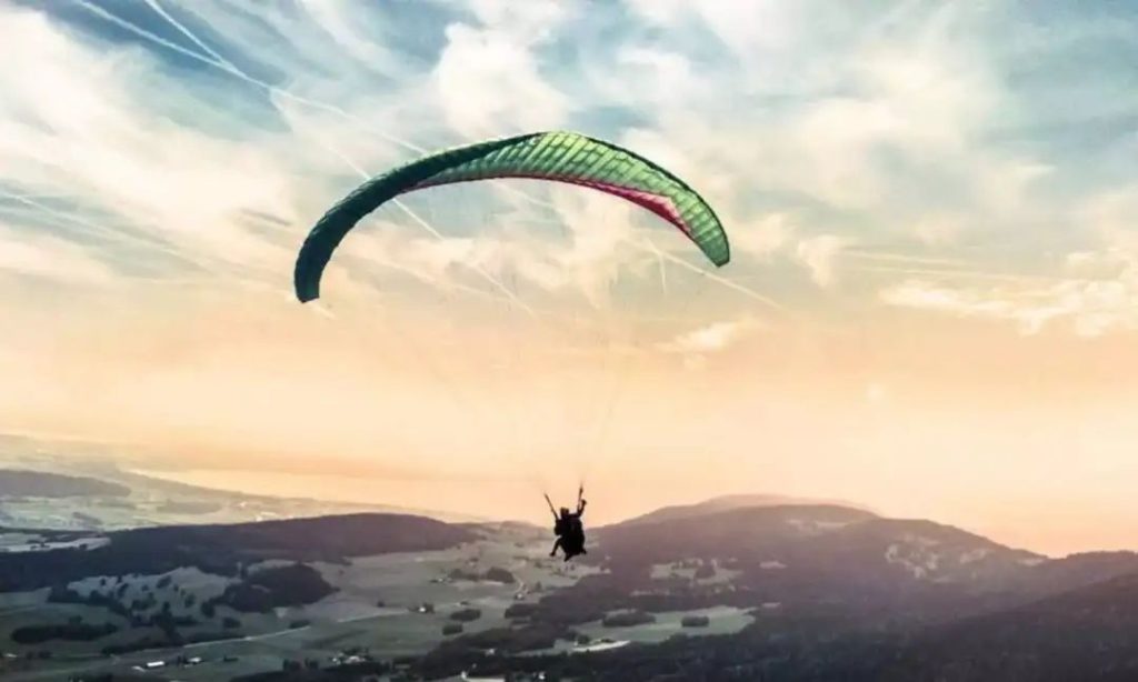 പാരാഗ്ലൈഡിങ്ങിനിടെ അപകടം; യുവതിയും പരിശീലകനും മരിച്ചു