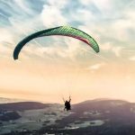 പാരാഗ്ലൈഡിങ്ങിനിടെ അപകടം; യുവതിയും പരിശീലകനും മരിച്ചു