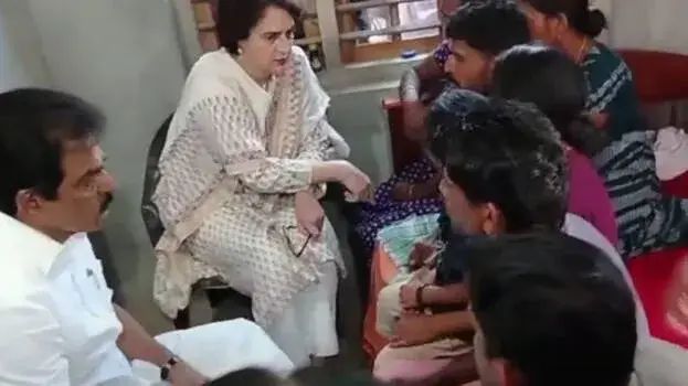 കടുവ ആക്രമണത്തില്‍ കൊല്ലപ്പെട്ട രാധയുടെ വീട് സന്ദര്‍ശിച്ച്‌ പ്രിയങ്ക ഗാന്ധി