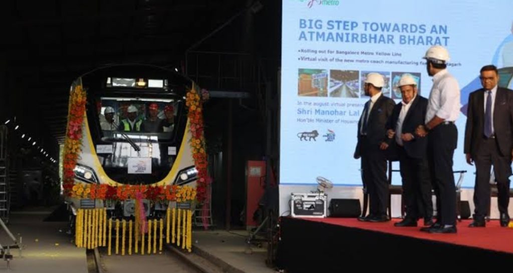 മെട്രോ യെല്ലോ ലൈനിലെ ആദ്യ ട്രെയിൻ സെറ്റ് ഉദ്ഘാടനം ചെയ്തു