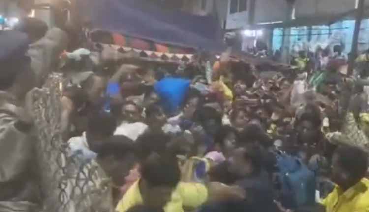 തിരുപ്പതി ക്ഷേത്രത്തിലെ അപകടം; ജുഡീഷ്യൽ അന്വേഷണം പ്രഖ്യാപിച്ച്‌ ആന്ധ്രാ സർക്കാർ, രണ്ട് ഉദ്യോഗസ്ഥര്‍ക്ക് സസ്‌പെന്‍ഷന്‍