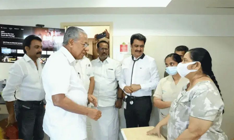 കലൂര്‍ സ്‌റ്റേഡിയം അപകടം; ഉമാ തോമസിനെ മുഖ്യമന്ത്രി ആശുപത്രിയില്‍ സന്ദര്‍ശിച്ചു