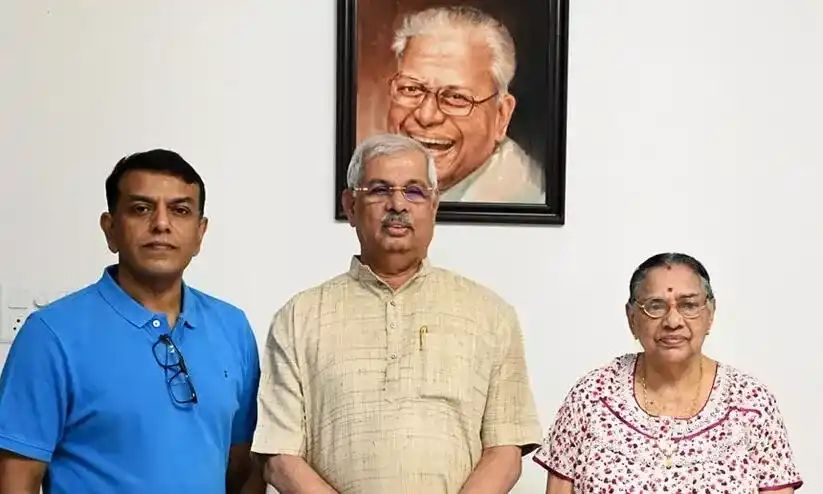 വി എസ് അച്യുതാനന്ദനെ സന്ദര്‍ശിച്ച്‌ ഗവര്‍ണര്‍