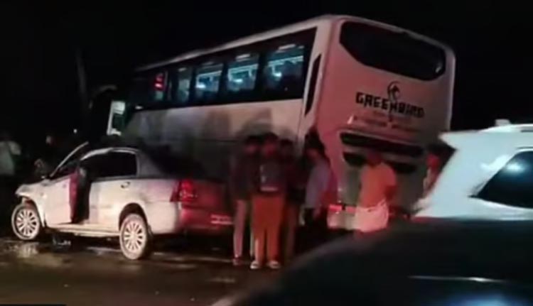 കൊല്ലത്ത് ശബരിമല തീർത്ഥാടകർ സഞ്ചരിച്ച കാറും ടൂറിസ്റ്റ് ബസും കൂട്ടിയിടിച്ച് രണ്ടു പേർ മരിച്ചു; മൂന്ന് പേർക്ക് ​ഗുരുതര പരുക്ക്