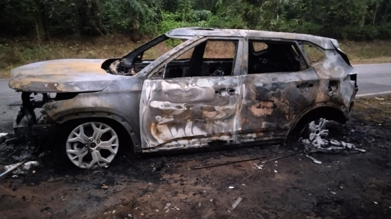 റോഡരികിൽ പാർക്ക് ചെയ്ത കാറിനു തീപിടിച്ചു