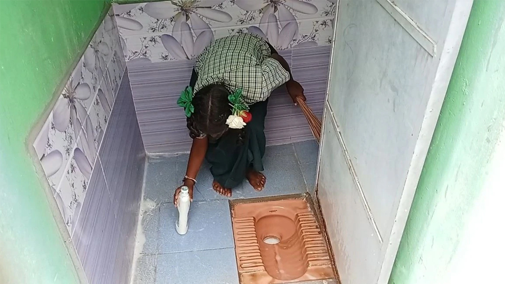 വിദ്യാർഥിനിയെ കൊണ്ട് ശുചിമുറി വൃത്തിയാക്കി; പ്രിൻസിപ്പാലിന് സസ്പെൻഷൻ