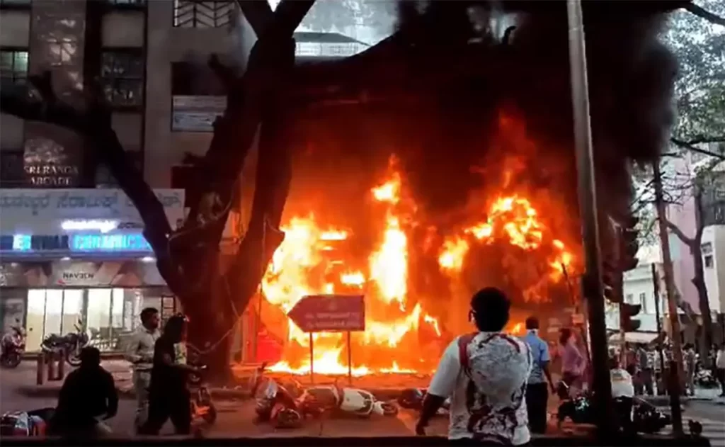 ബെംഗളൂരുവിൽ ഇലക്ടിക്ക് ബൈക്ക് ഷോറൂമിൽ തീപ്പിടിത്തം; 30 ബൈക്കുകൾ കത്തി നശിച്ചു