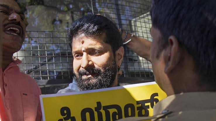 മന്ത്രി പ്രിയങ്ക് ഖാർഗെയ്‌ക്കിരെ പോസ്റ്റർ പ്രചാരണം; ബിജെപി എംഎൽസി ഉൾപ്പെടെ 13 പേർക്കെതിരെ കേസ്