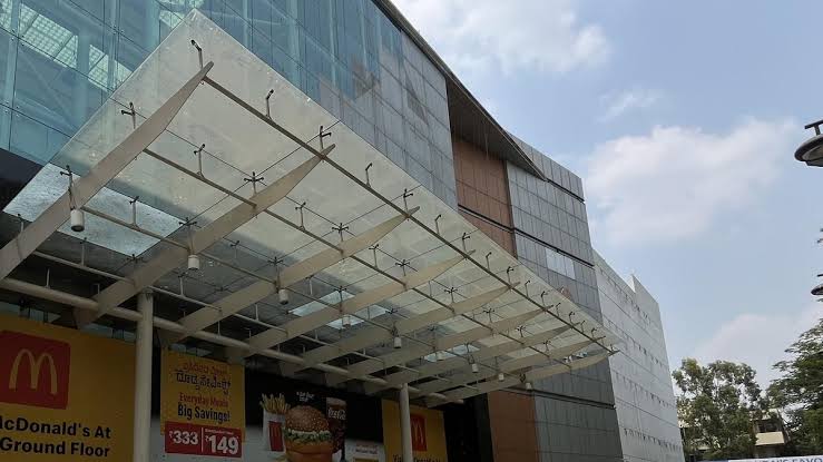 മന്ത്രി മാൾ കെട്ടിടത്തിൽ നിന്ന് താഴേക്ക് ചാടി യുവാവ് ജീവനൊടുക്കി