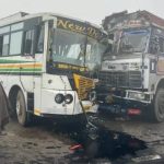 കനത്ത മൂടല്മഞ്ഞ്; ബസും ട്രക്കും കൂട്ടിയിടിച്ച് പതിനാല് പേര്ക്ക് പരുക്ക്