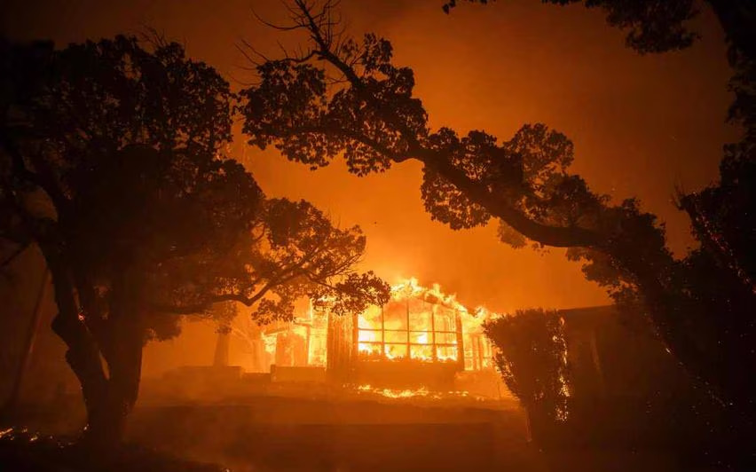 ലോസ് ആഞ്ജലിസിൽ കാട്ടുതീ; അഞ്ച് മരണം, മുപ്പതിനായിരത്തിലേറെപ്പേരെ ഒഴിപ്പിച്ചു