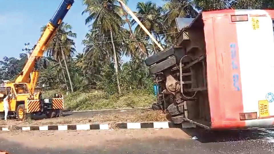 ബെംഗളൂരു-മൈസൂരു പാതയില്‍ കെഎസ്ആർടിസി ബസ് മറിഞ്ഞ് 33 പേർക്ക് പരുക്ക്; മൂന്നുപേരുടെ നില ഗുരുതരം