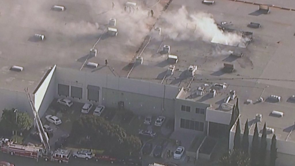 ടേക്ക് ഓഫിന് തൊട്ടുപിന്നാലെ ഫാക്ടറി കെട്ടിടത്തിലേക്ക് കൂപ്പുകുത്തി ചെറുവിമാനം; രണ്ട് മരണം