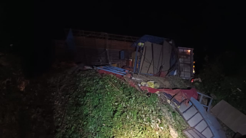 നിയന്ത്രണം വിട്ട ട്രക്ക് മറിഞ്ഞ് രണ്ട് മരണം