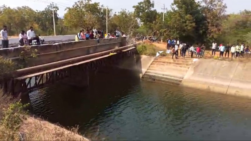 നാല് മക്കൾക്കൊപ്പം അമ്മ കനാലിലേക്ക് ചാടി; അമ്മയെ രക്ഷപ്പെടുത്തി, കുട്ടികൾ മരണപ്പെട്ടു