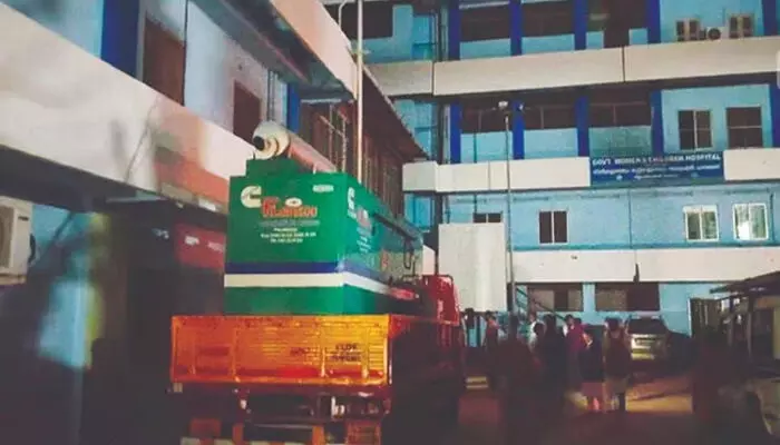 പാലക്കാട് ജില്ലാ വനിതാ-ശിശു ആശുപത്രിയിൽ തീപ്പിടിത്തം; തീവ്രപരിചരണത്തിലുണ്ടായിരുന്ന രണ്ടു നവജാതശിശുക്കളെ സ്വകാര്യ ആശുപത്രിയിലേക്കു മാറ്റി