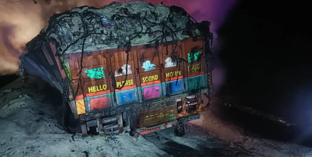 മാക്കൂട്ടം ചുരത്തിൽ അരി കയറ്റിവരുന്ന ലോറിക്ക് തീ പിടിച്ചു