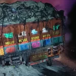 മാക്കൂട്ടം ചുരത്തിൽ അരി കയറ്റിവരുന്ന ലോറിക്ക് തീ പിടിച്ചു