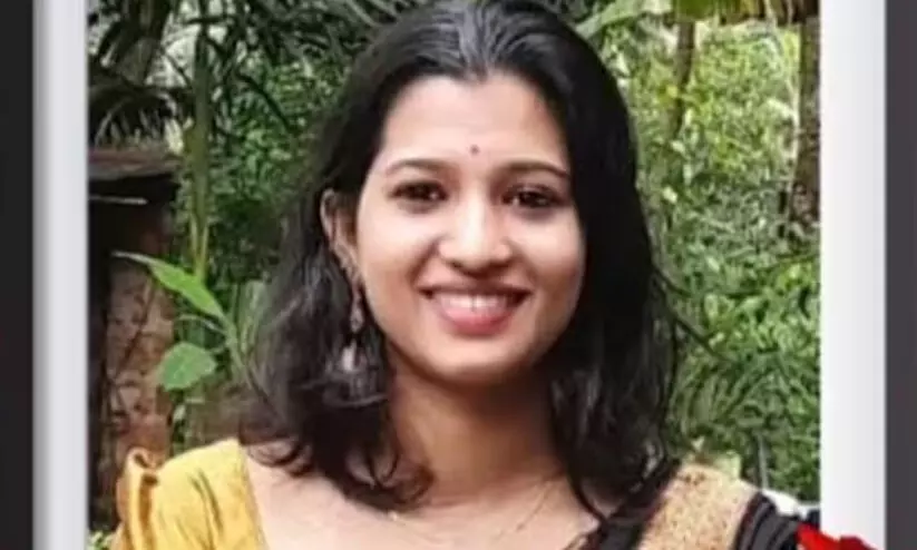 കൊല്ലത്ത് ഹോസ്റ്റൽ കെട്ടിടത്തിലെ സ്ലാബ് തകർന്ന് അപകടം; ചികിത്സയിലായിരുന്ന യുവതി മരിച്ചു