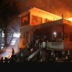ബംഗ്ലാദേശ് രാഷ്ട്രപിതാവ് ഷെയ്ഖ് മുജീബുര്‍ റഹ്മാന്റെ വസതി തീയിട്ട് നശിപ്പിച്ച് പ്രതിഷേധക്കാര്‍