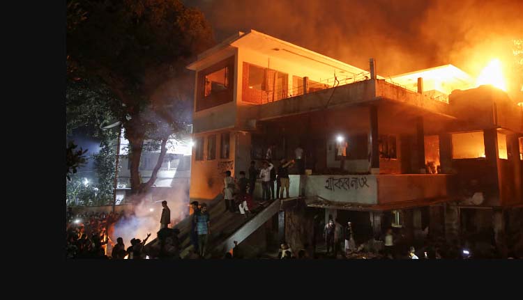 ബംഗ്ലാദേശ് രാഷ്ട്രപിതാവ് ഷെയ്ഖ് മുജീബുര്‍ റഹ്മാന്റെ വസതി തീയിട്ട് നശിപ്പിച്ച് പ്രതിഷേധക്കാര്‍