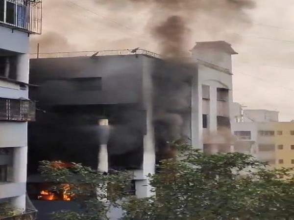 റെസിഡന്‍ഷ്യല്‍ കെട്ടിടത്തില്‍ വന്‍ തീപിടുത്തം; ഒരു മരണം
