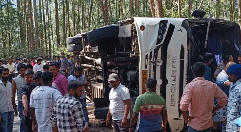 മൂന്നാറില്‍ ടൂറിസ്റ്റ് ബസ് മറിഞ്ഞ് അപകടം; രണ്ട് മരണം