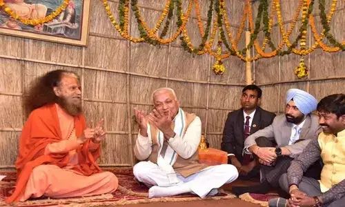 മഹാകുംഭമേളയില്‍ പങ്കെടുത്ത് ആരിഫ് മുഹമ്മദ് ഖാന്‍