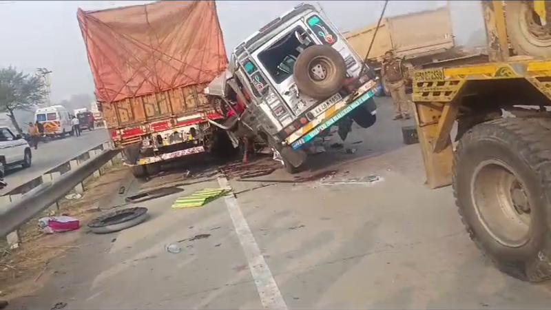 കുംഭമേളയ്ക്ക് പോയ തീർത്ഥാടകർ സഞ്ചരിച്ച വാഹനം അപകടത്തിൽ പെട്ടു; അഞ്ച് മരണം