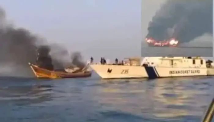 മത്സ്യബന്ധനബോട്ടിന് തീപിടിച്ചു; 20 പേരെ രക്ഷപ്പെടുത്തി