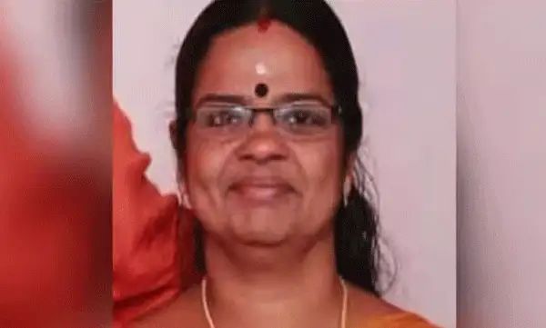 കശാപ്പിന് കൊണ്ടുവന്ന കാള വിരണ്ടോടി; ആക്രമണത്തില് പരുക്കേറ്റ വീട്ടമ്മ മരിച്ചു