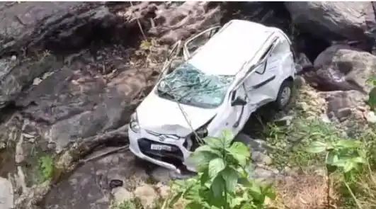 താമരശേരിയില്‍ നിയന്ത്രണംവിട്ട കാര്‍ പുഴയിലേക്ക് മറിഞ്ഞു