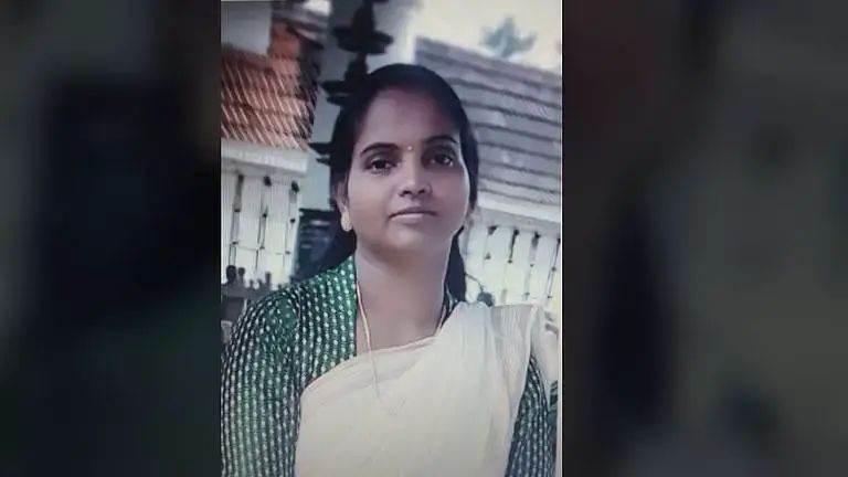 മക്കളുടെ മുന്നിലിട്ട് ഭാര്യയെ ഭര്ത്താവ് വെട്ടിക്കൊന്നു