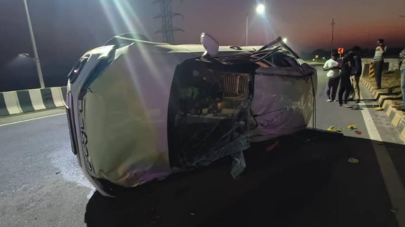 കാർ നിയന്ത്രണം വിട്ട് റോഡിൽ മറിഞ്ഞ് അപകടം; ഒരു മരണം, അഞ്ച് പേർക്ക് പരുക്ക്