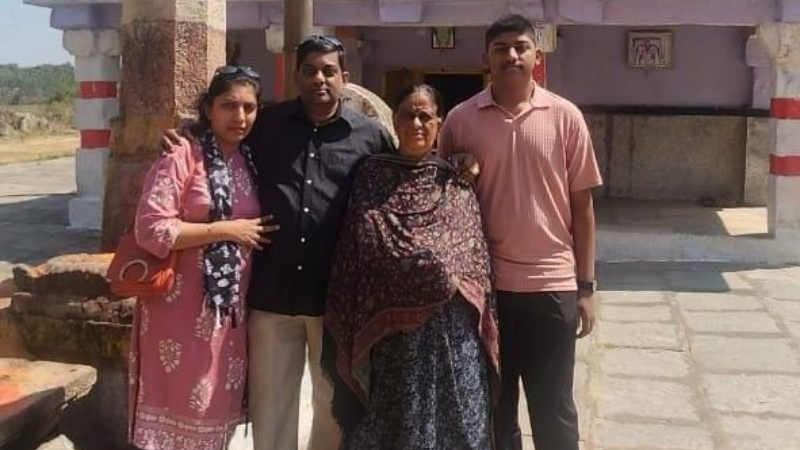 ഫ്ലാറ്റിനുള്ളിൽ ഒരു കുടുംബത്തിലെ നാല് പേരെ മരിച്ച നിലയിൽ കണ്ടെത്തി