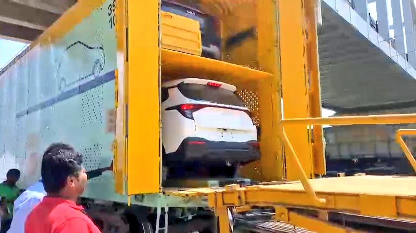 രാജ്യത്താദ്യമായി ഡബിൾ ഡെക്കർ വാഗണുകളിൽ കാറുകൾ കയറ്റി അയച്ച് ദക്ഷിണ പശ്ചിമ റെയിൽവേയുടെ ബെംഗളൂരു ഡിവിഷൻ