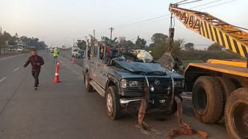 മഹാകുംഭമേളയിൽ പങ്കെടുത്ത് മടങ്ങവെ വാഹനാപകടം; ആറ് പേർ മരിച്ചു