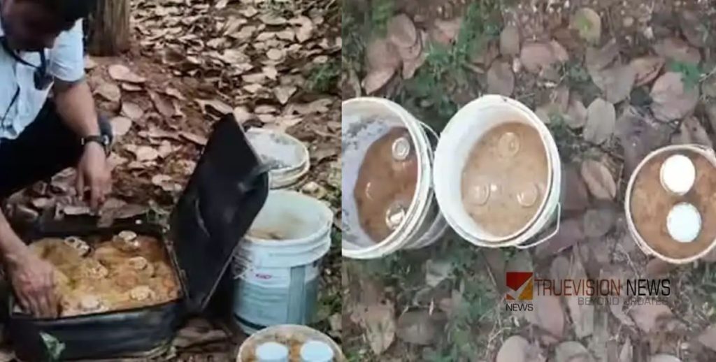 14 സ്റ്റീല്‍ ബോംബ്, 2 പൈപ്പ് ബോംബ്, രണ്ട് വടിവാള്‍; കോഴിക്കോട് വൻ ആയുധശേഖരം കണ്ടെത്തി